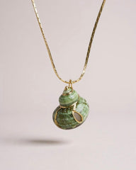 Exquisite Vintage Green Nautilus Shell & Gold Toned Necklace Pendant