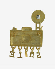 Vintage Flash Camera Brooch with Dangling “SMILE” Charms – Retro Gold-Tone Metal Unisex