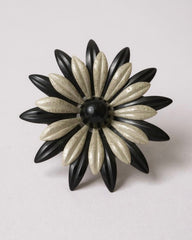 1960s Vintage Black & Grey Daisy Flower Brooch – Bold Plastic Floral Pin – Retro Statement Jewelry